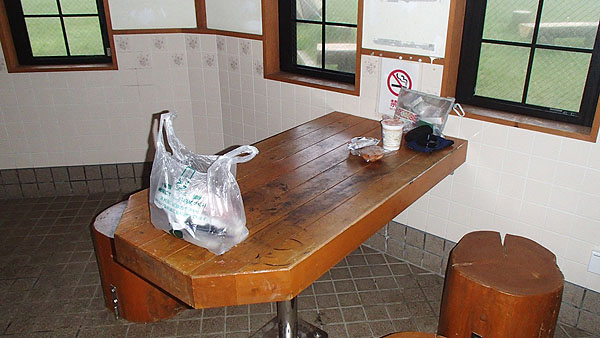 水場施設内のテーブル席